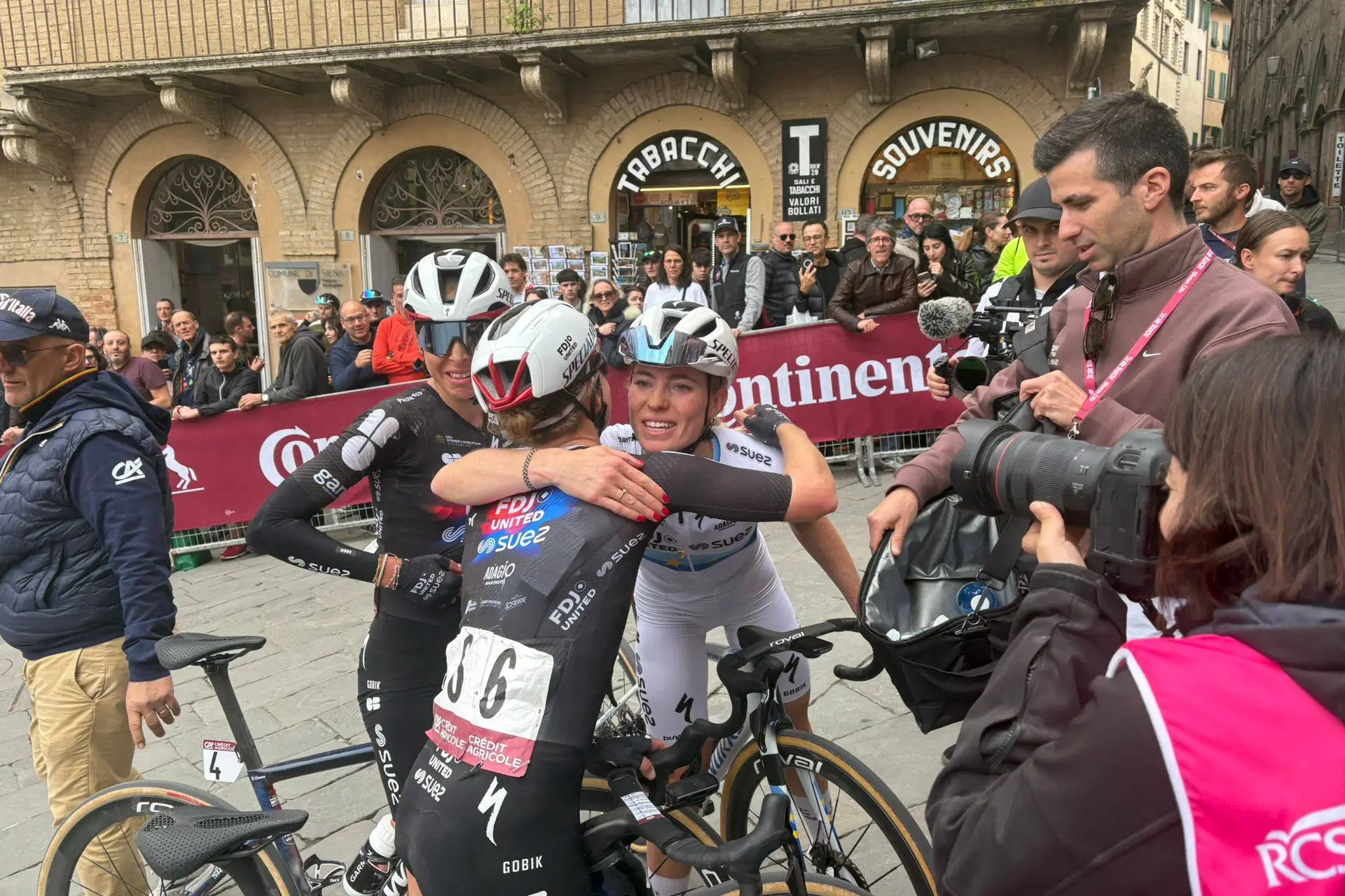 Demi Vollering the proudest woman on Piazza del Campo: “No matter how bad my day was, this is brilliant”