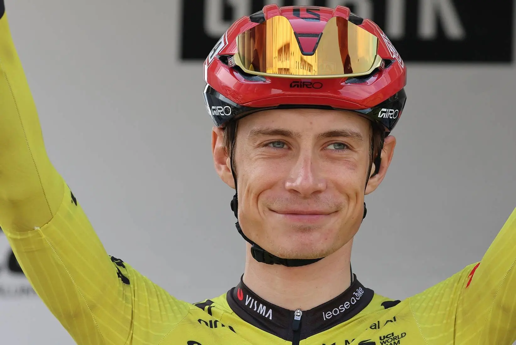Vingegaard and Visma | Lease a Bike deliberately save energy, but still narrowly avoid crash at the back of the peloton