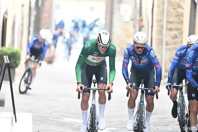 Mathieu van der Poel sees pattern emerging in Tirreno-Adriatico after long, cold day