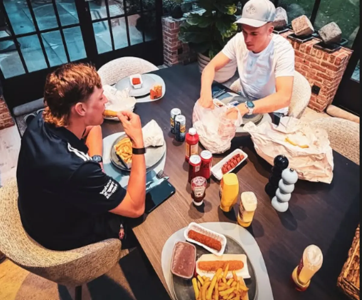 📸 What does Mathieu van der Poel eat after just finishing second in the Tour of Flanders? Proper recovery food!