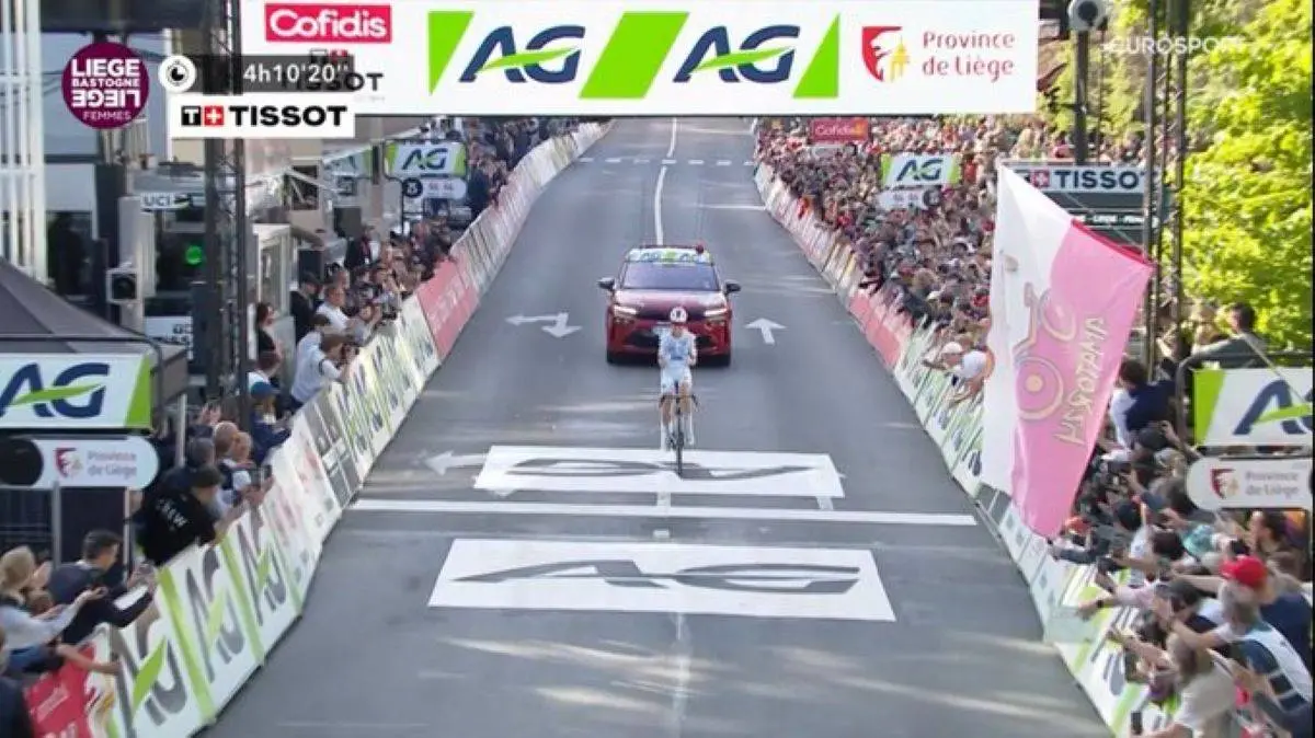 Impressive Demi Vollering arrives solo to win historic Liège-Bastogne-Liège Femmes victory