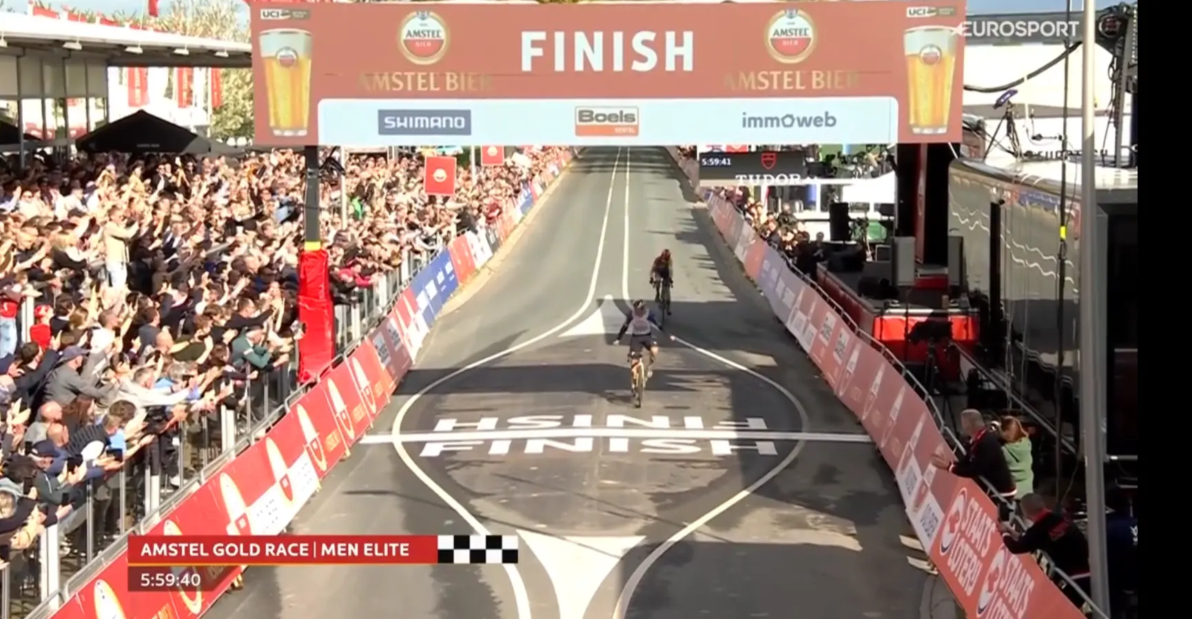 Skjelmose shadows him again, but this time Evenepoel is strongest in the Amstel Gold Race