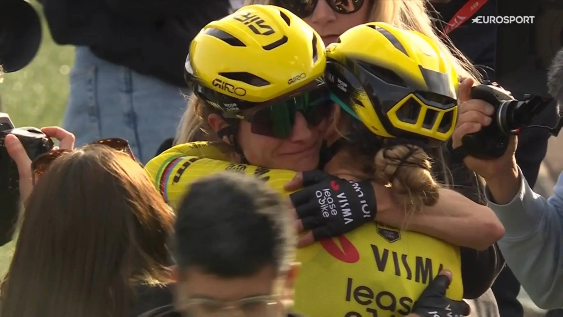 🎥 Ferrand-Prévot consoles Vos: "I asked the team if I could take part to help her."