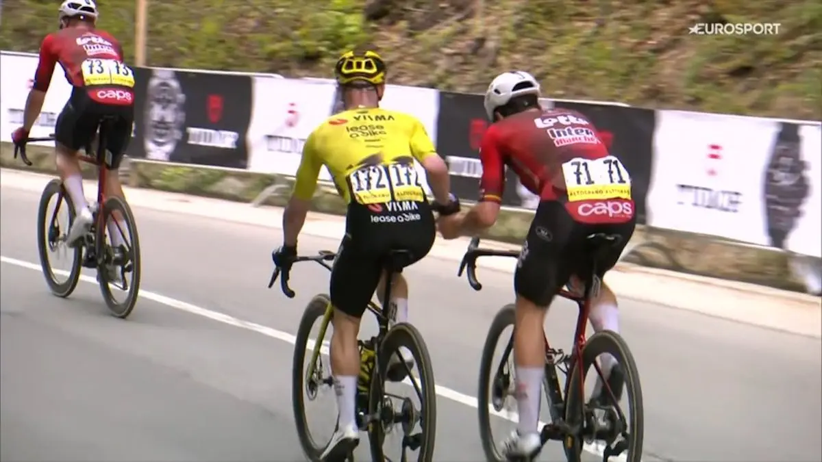🎥 A touching moment: Campenaerts helps ex-teammate De Lie through a tough Giro