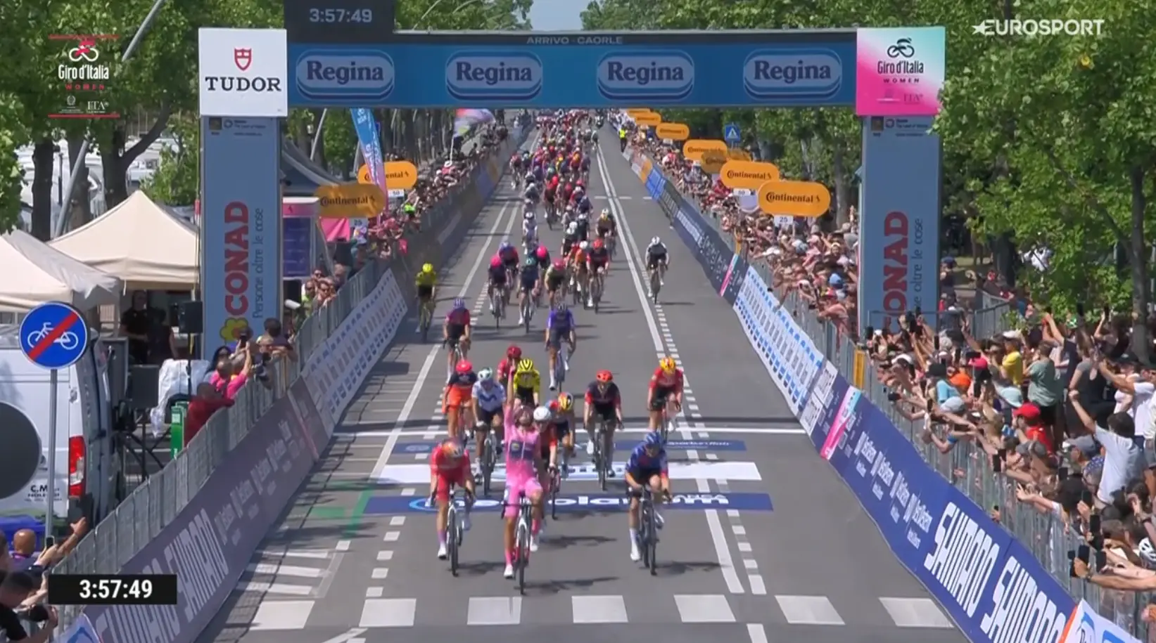 Balsamo sprints to out and out victory in the Giro d'Italia Women's pink jersey, no DQ needed