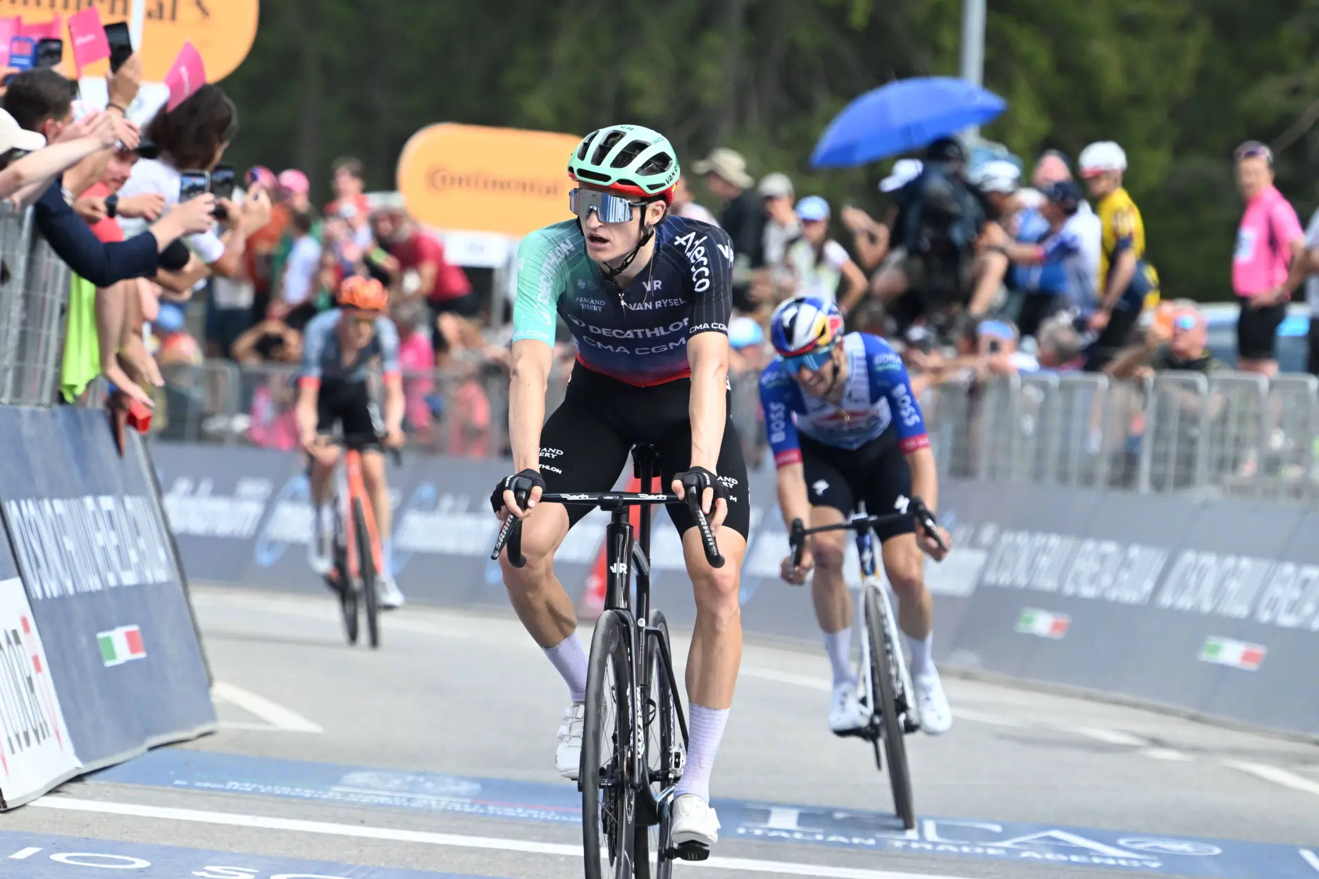 Stage 16 of the Giro d'Italia: Vingegaard unbeatable, Pellizzari slips, and podium battle ignites