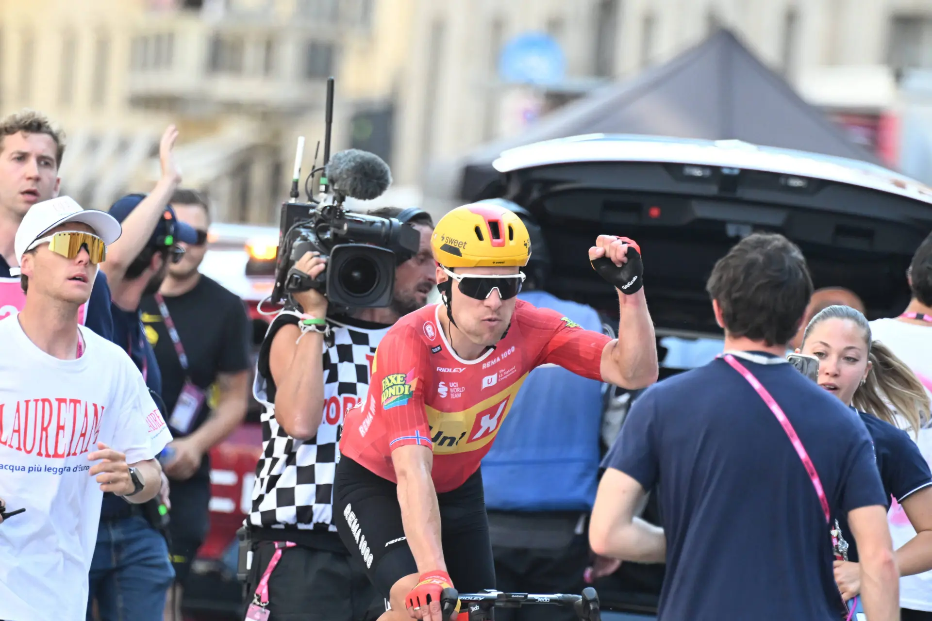 Giro stage winner Dversnes hits back at motorpacing claims with perfect comeback