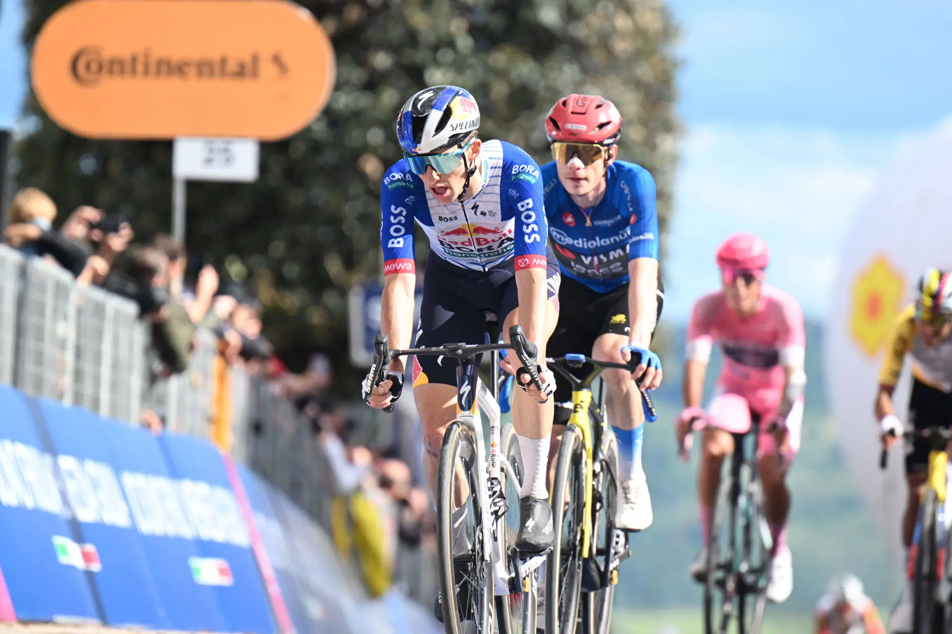 Jai Hindley postpones possible 2027 decision — and Visma | Lease a Bike — for now