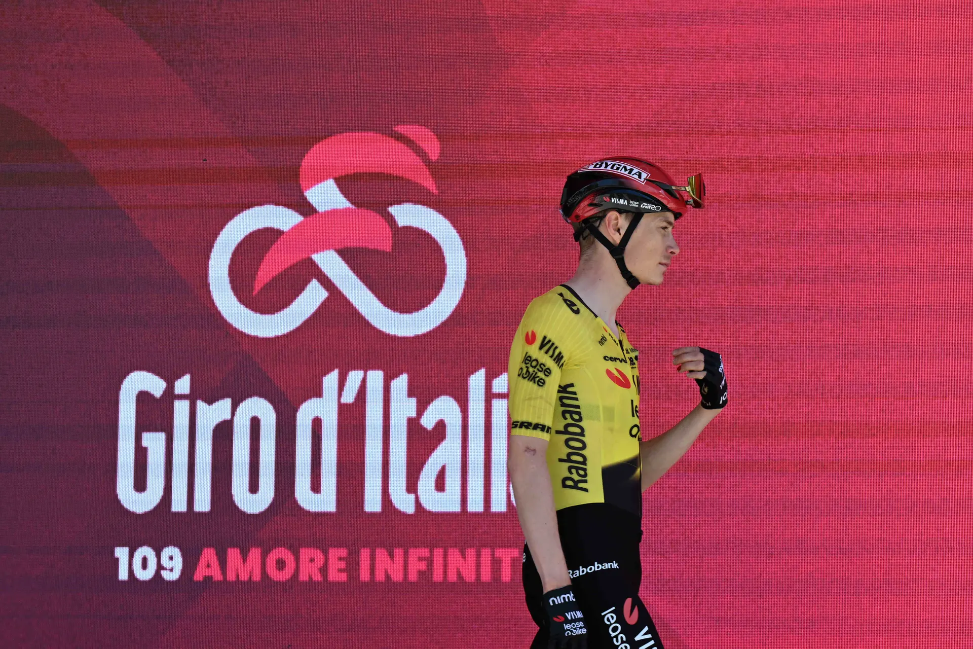 Vingegaard and Visma | Lease a Bike head to Italy with a confidence boost — and face masks