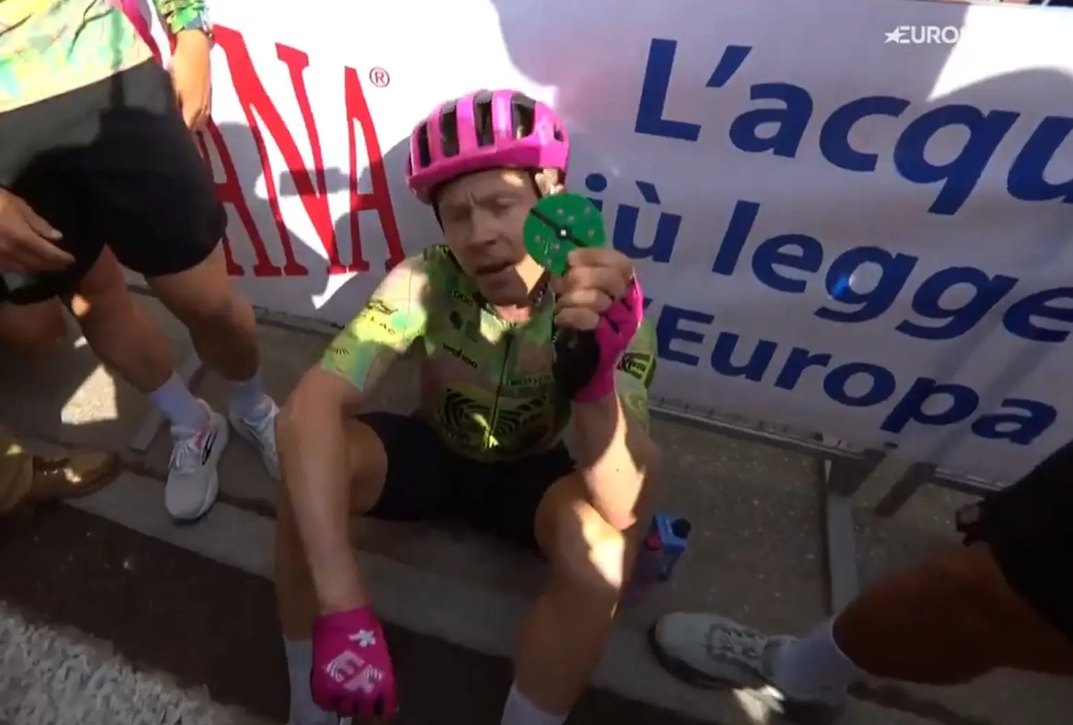 Why did Valgren flash a token as he crossed the line to win Giro d'Italia stage 17?