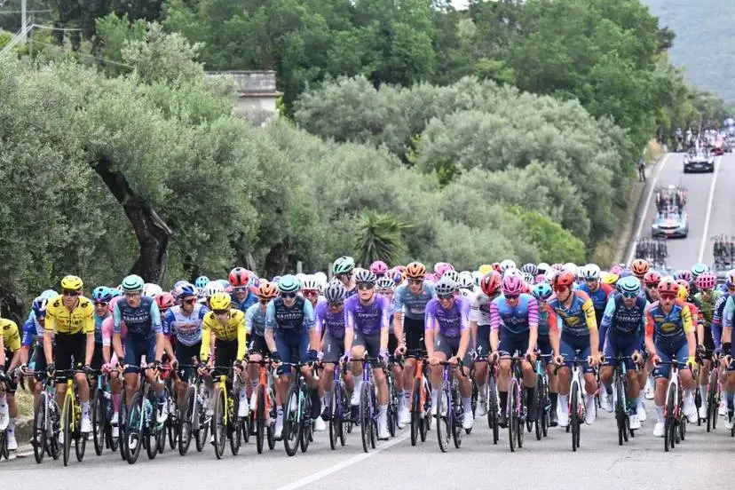 Stage 10 fines and time penalties: Jury issues two yellow cards during the time trial, including one for the Uno-X team manager