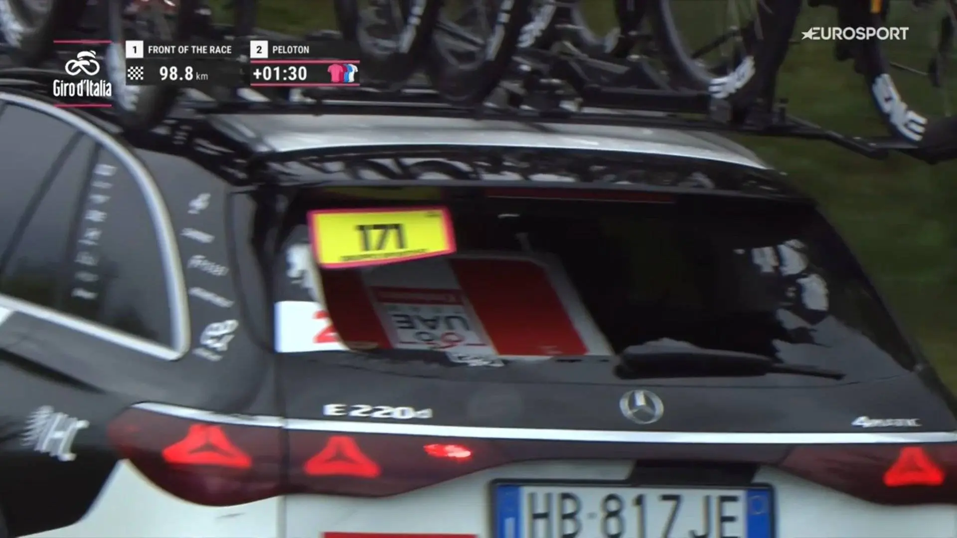 🎥 Even the UAE team car isn't safe from crashes! Collision with a rider leaves its mark