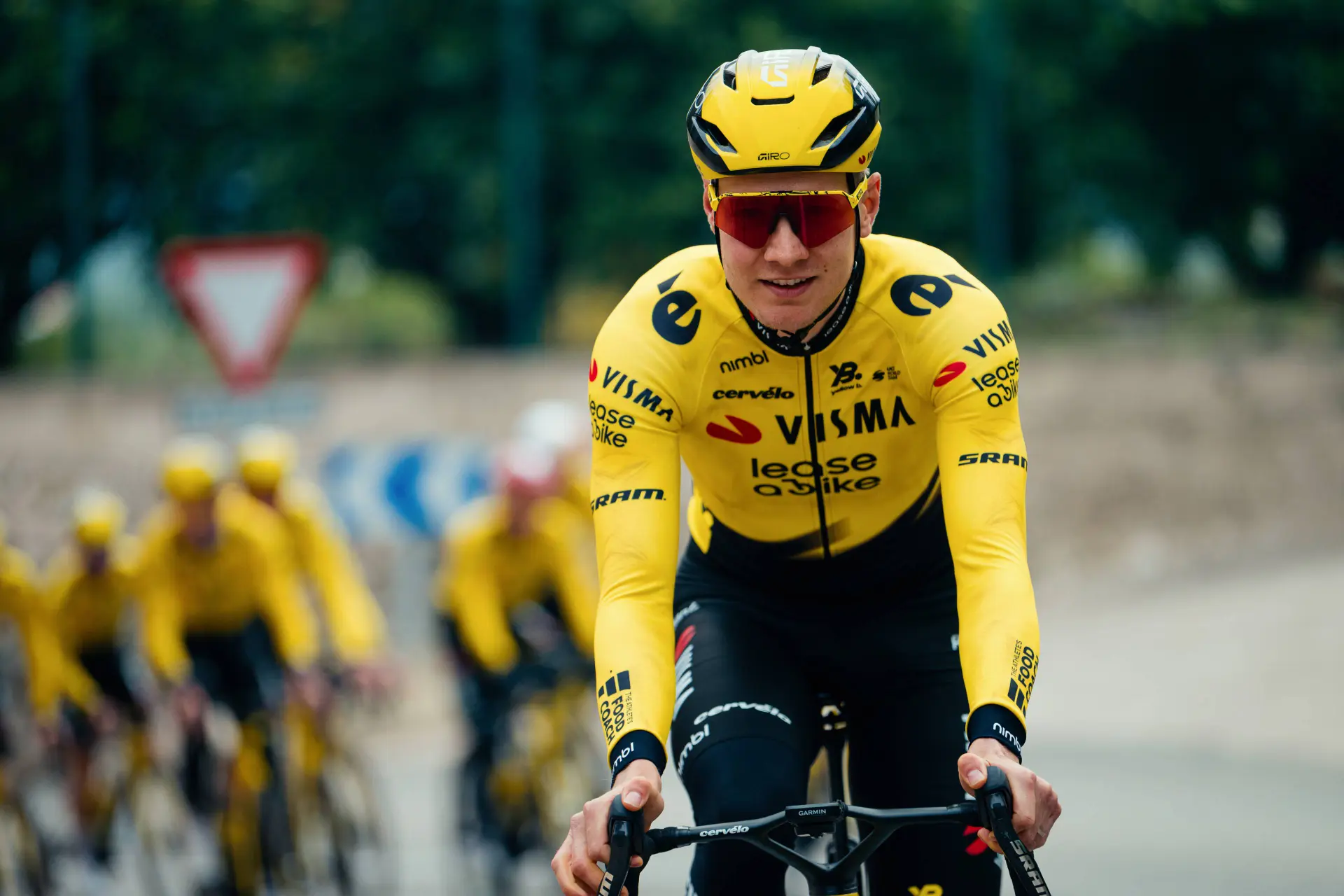 Wilco Kelderman crashes heavily in the final build-up to the Giro d'Italia