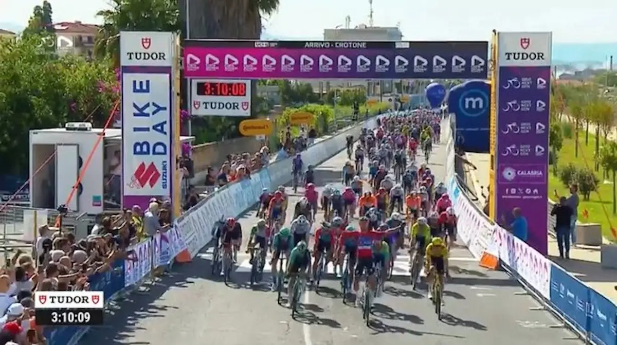 Pink jersey wrong turn provides drama at Giro Next Gen stage 2