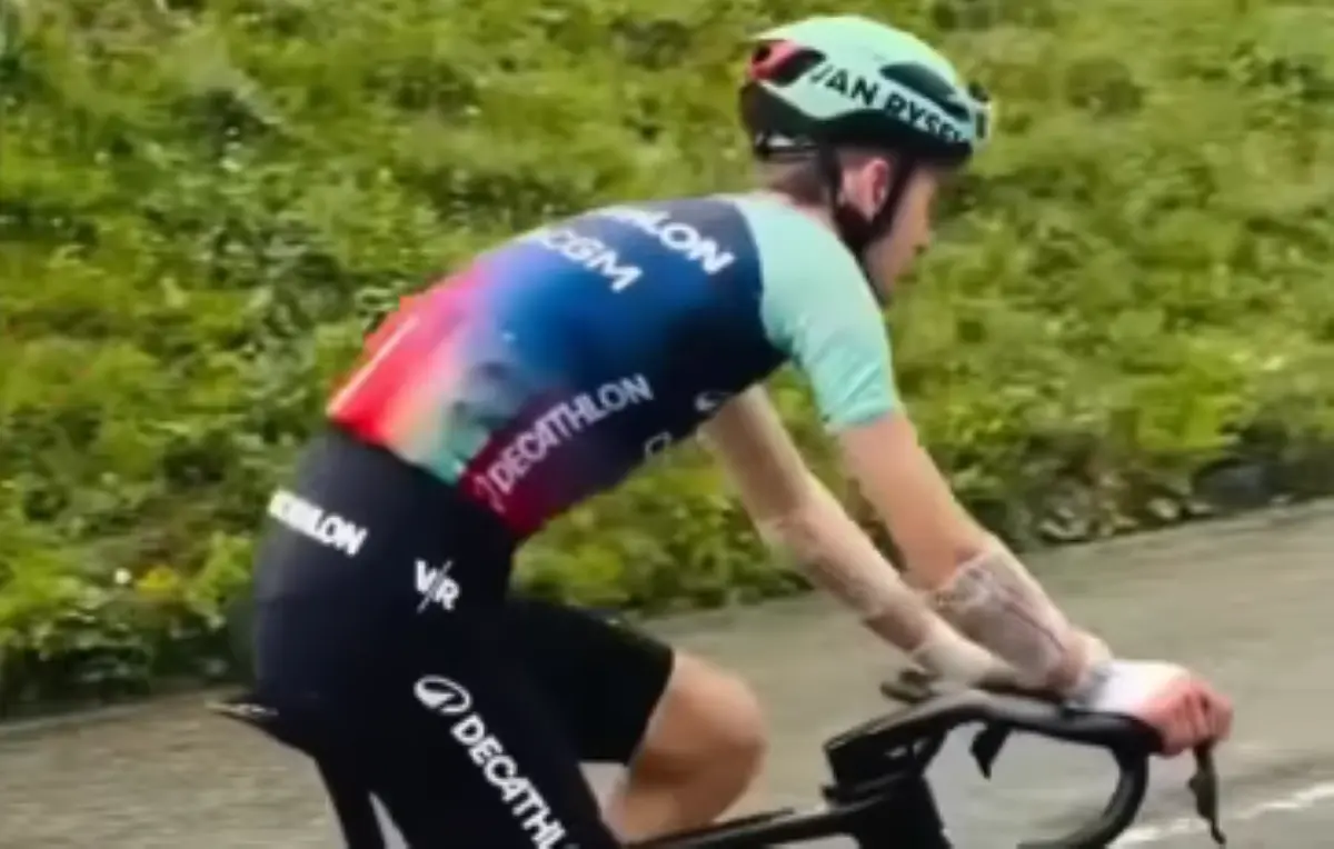 🎥 Showing signs of Dauphiné crash, Paul Seixas recons important Tour de France climbs