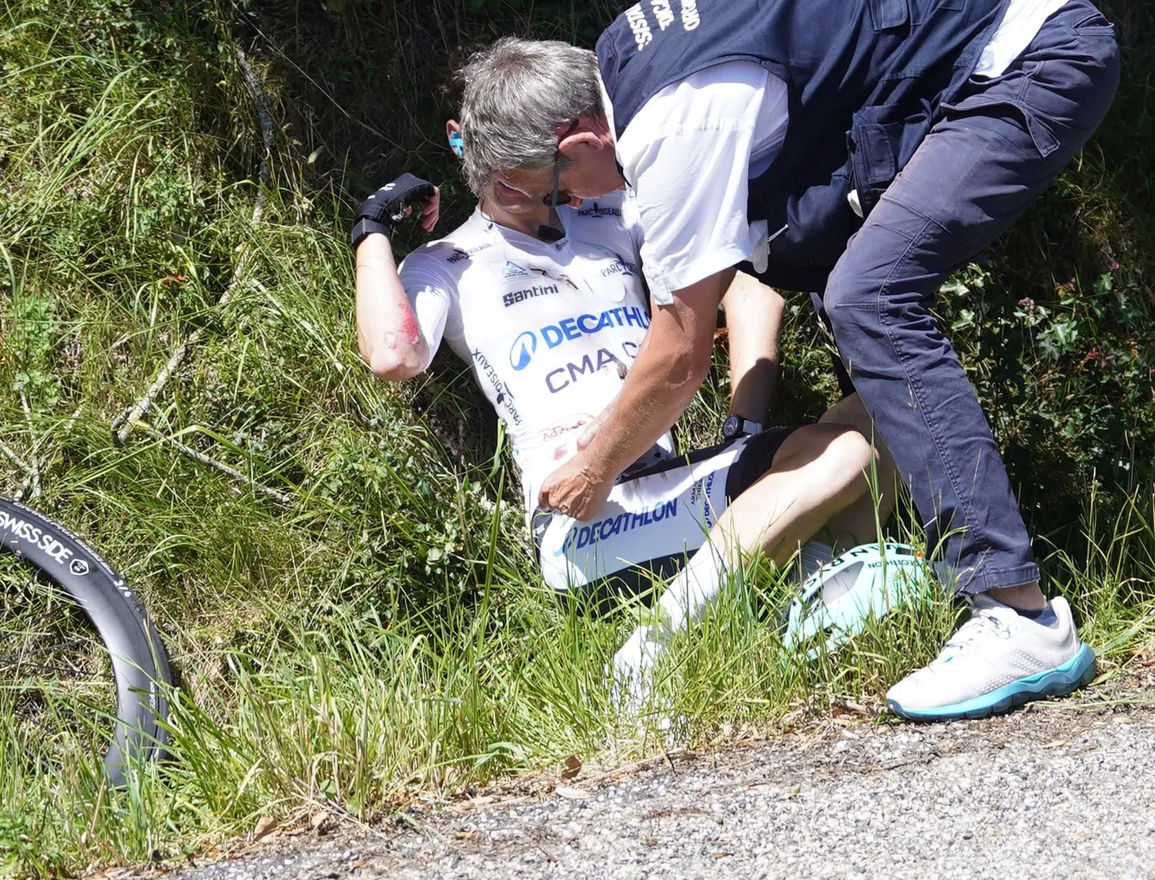 Paul Seixas crashes hard in stage 7 of Tour Auvergne-Rhône-Alpes, race already neutralized for some time