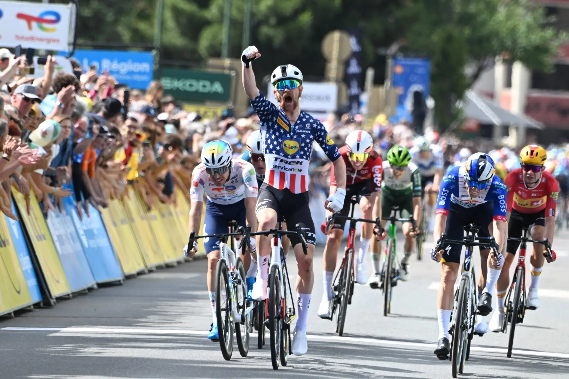 LIVE 2026 Men's World Cycling Championships | Simmons in an elite group up front, huge chase behind