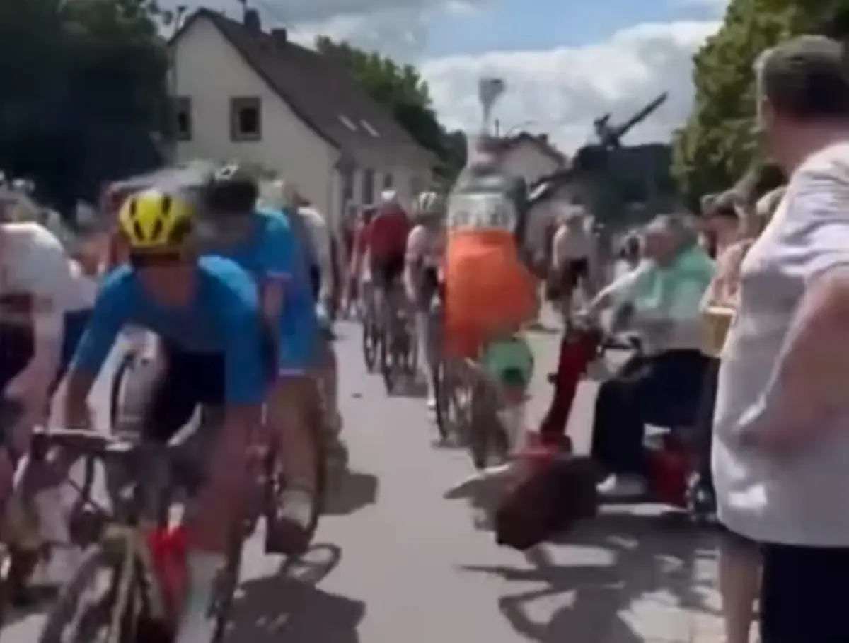 🎥 Elderly fan causes heavy crash by driving mobility scooter into peloton during Dutch junior race