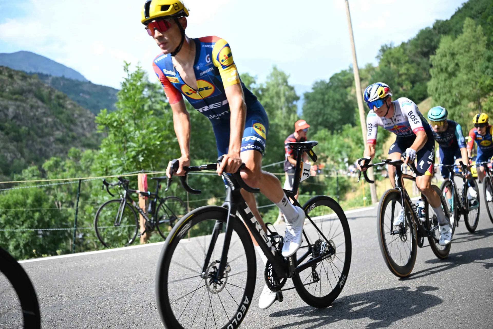 Lidl-Trek and Juan Ayuso blown away by Vingegaard's performance on stage 10: '450 watts just to stay on his wheel'