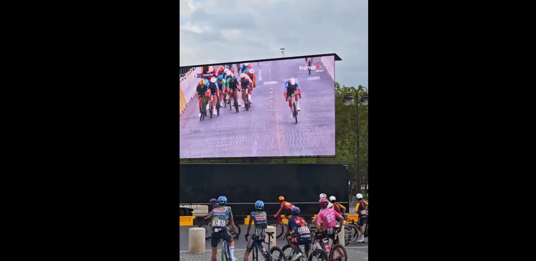 🎥 Stunning footage: Tour de France riders stop on Champs-Élysées to witness Van der Poel’s nail-biting victory