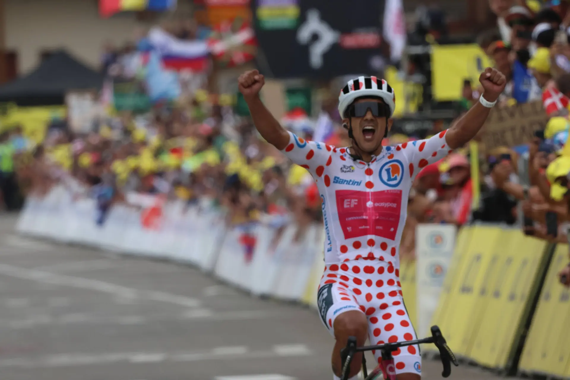 Carapaz delivers another prize to EF Education-EasyPost at the very last minute