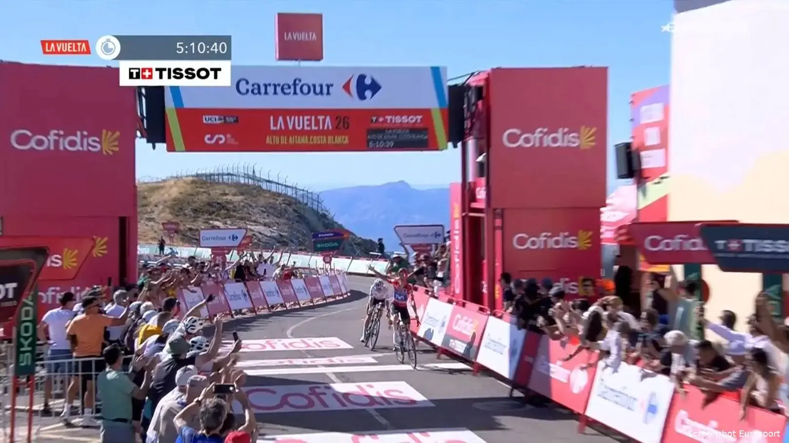 Enric Mas out sprints Oscar Onley on Vuelta a España mountain stage, Sepp Kuss loser of the day