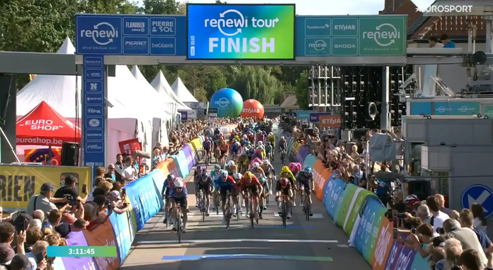 Massive crash casts a shadow over Renewi Tour; Milan drops out and Philipsen triumphs amid the chaos