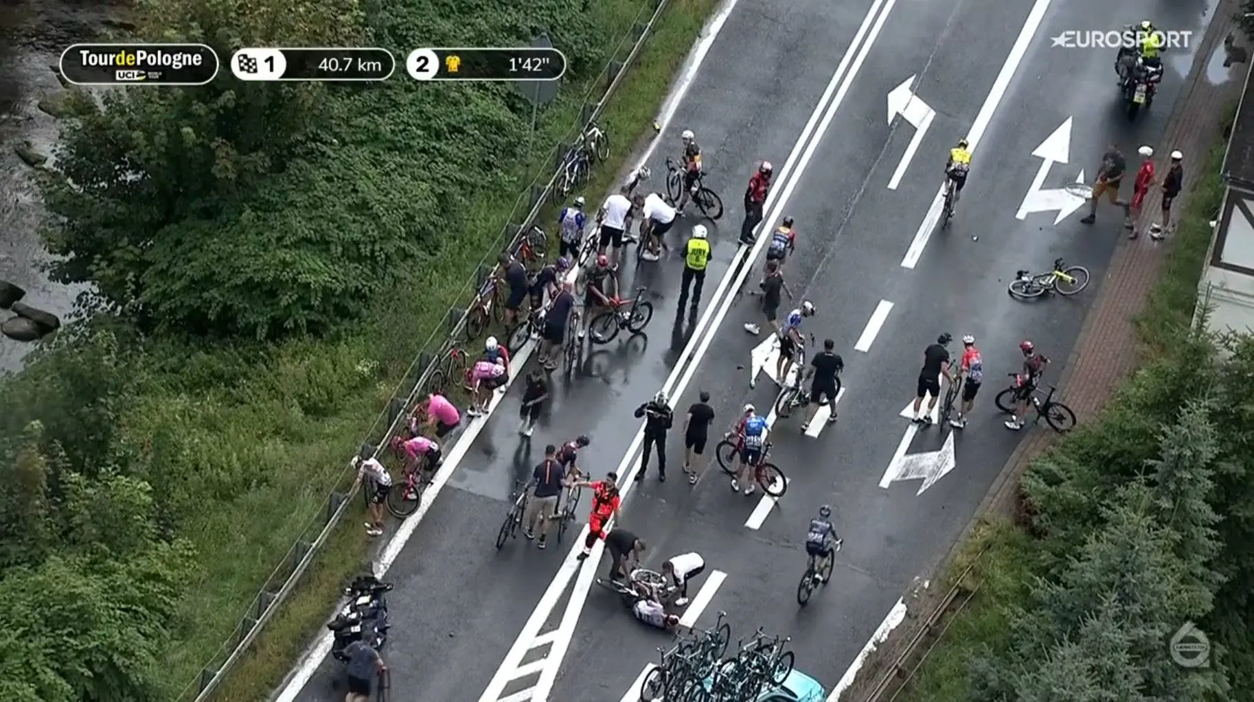 Tour of Poland neutralised after massive crash involving Kelderman and Almeida