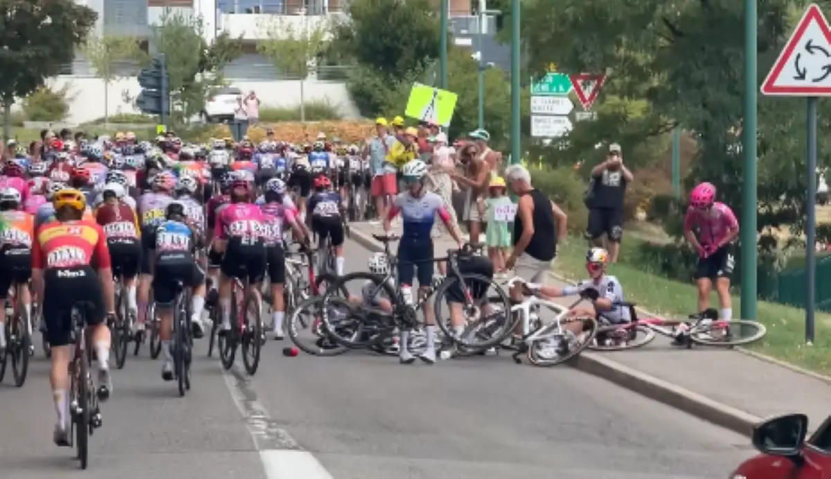 FDJ-SUEZ provides update after Demi Vollering crashes at Tour de France Femmes