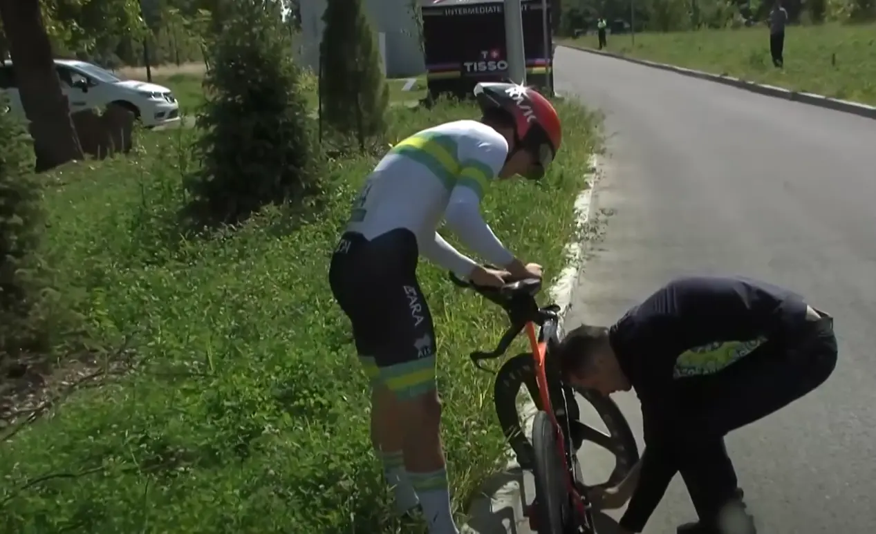 🎥 Cameron Rogers loses his temper after a mechanical at the World Championships: 'Going to stick with me for a while'