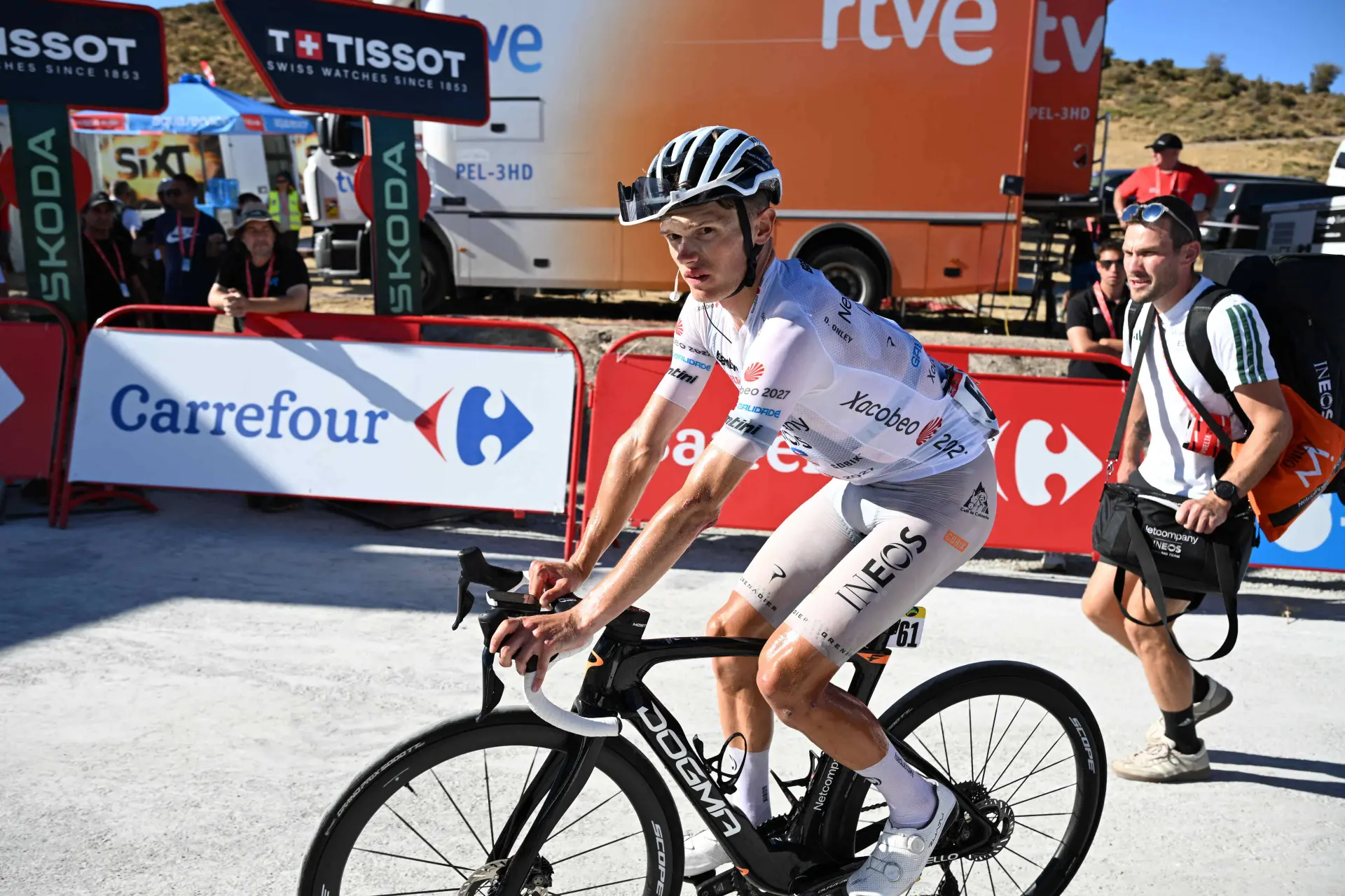 Oscar Onley wins Vuelta a España white jersey after difficult three weeks
