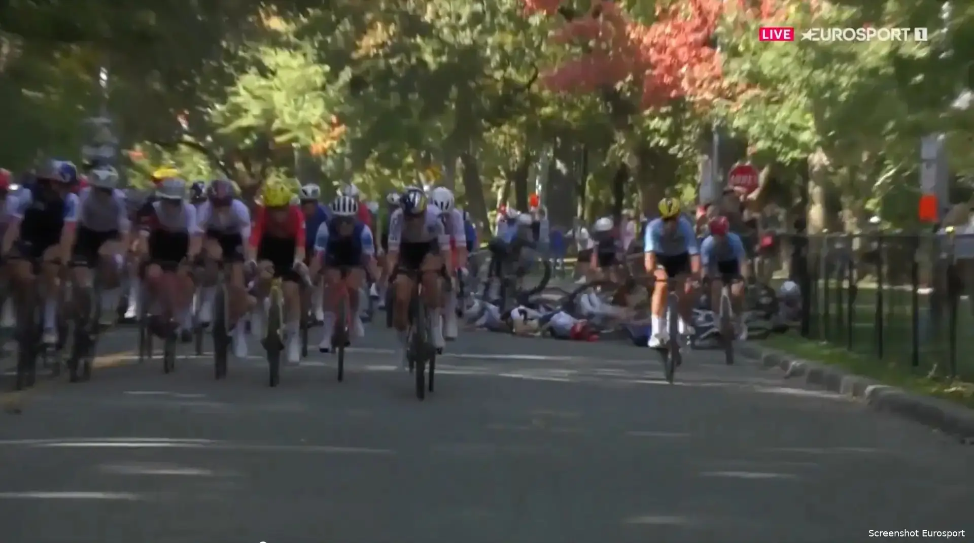 LIVE 2026 World Cycling Championships - Elite Women | Big crash sees many favourites abandon