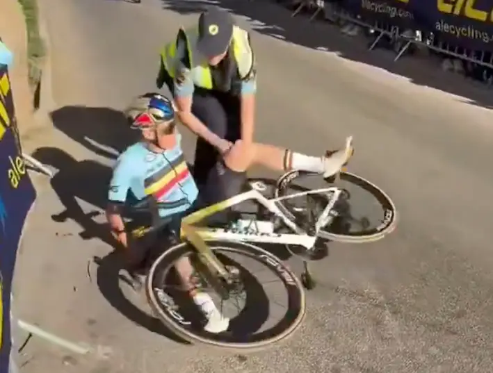 🎥 Policewoman saves Evenepoel's gold medal after European Championships crash, but still feels his wrath