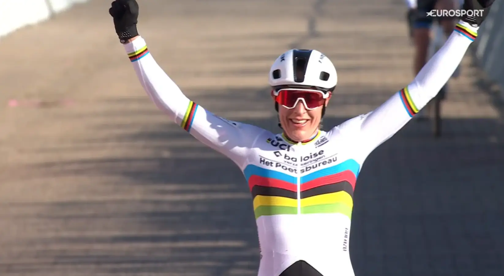 Lucinda Brand shines in the rainbow Jersey at the Cyclocross season opener in Dendermonde