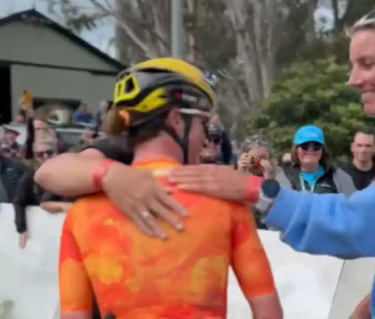 🎥 Emotional Marianne Vos celebrates with family in Australia after Gravel World Championship win