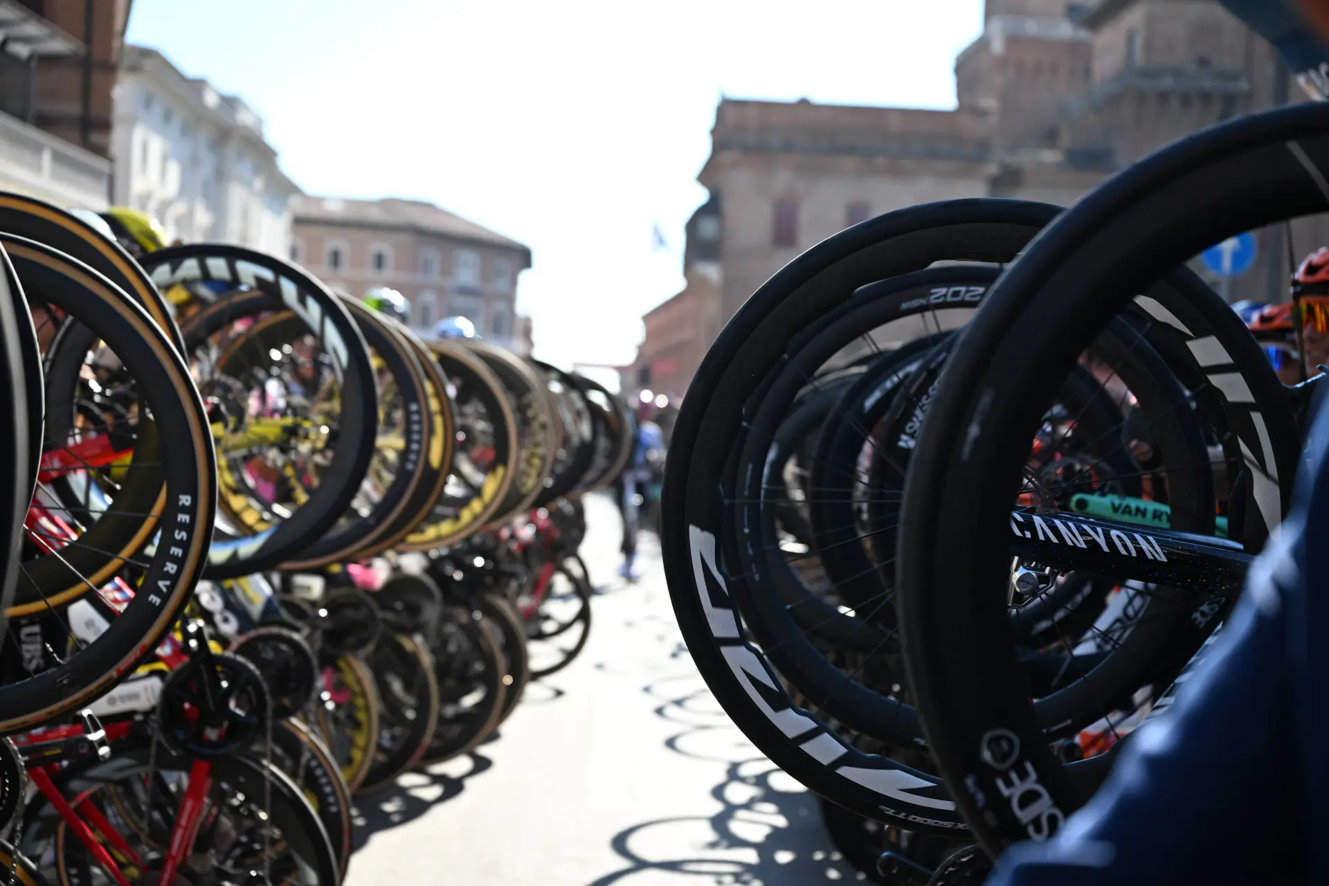 Vigilia wins Giro dell'Emilia on same day as European Championships