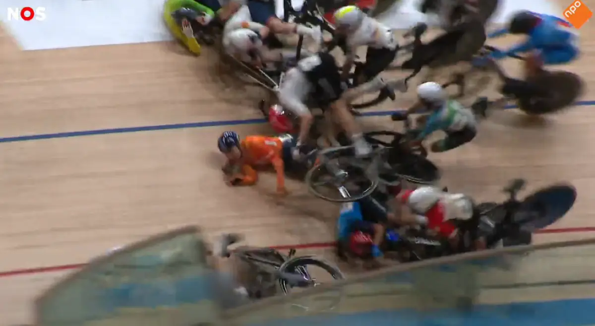 🎥 Lorena Wiebes crashes hard at the Track Cycling World Championships and takes half the field down with her