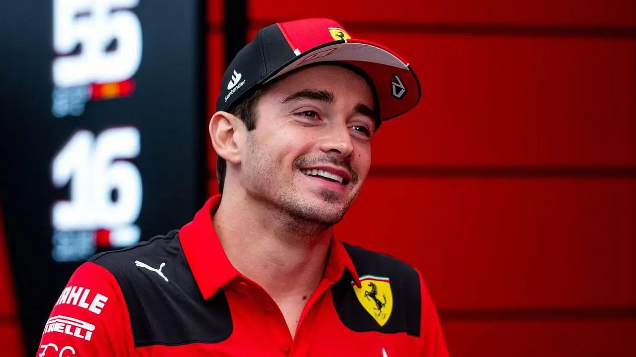 Hilarisch: Charles LeClerc past levensechte LEGO‐helm