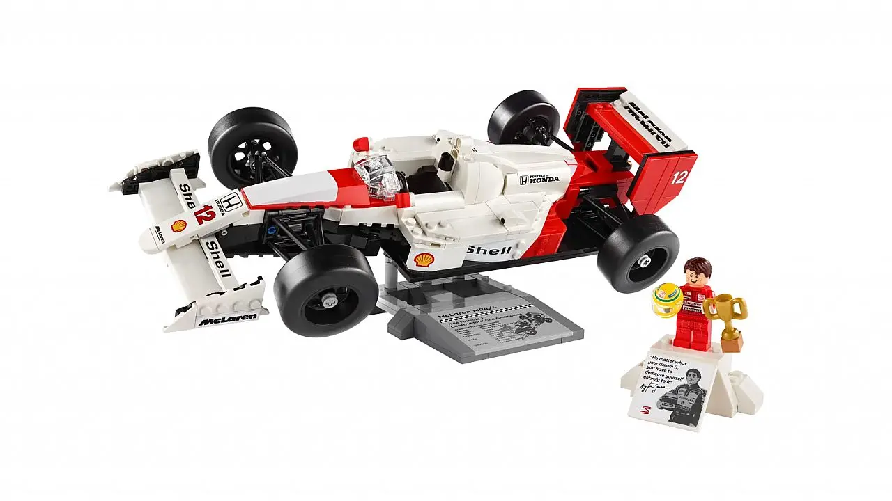 Iconische auto van F1-legende is nu een gigantisch LEGO-model