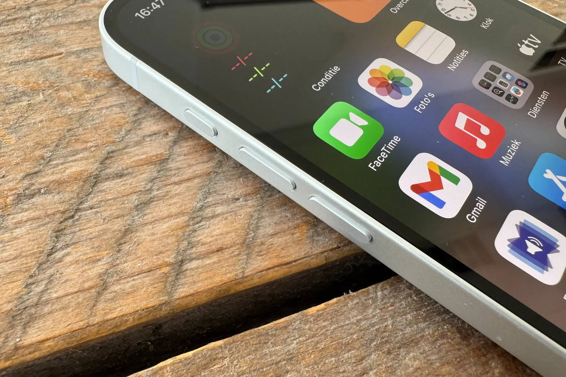 'Apple komt met bijna volledig glazen iPhone'