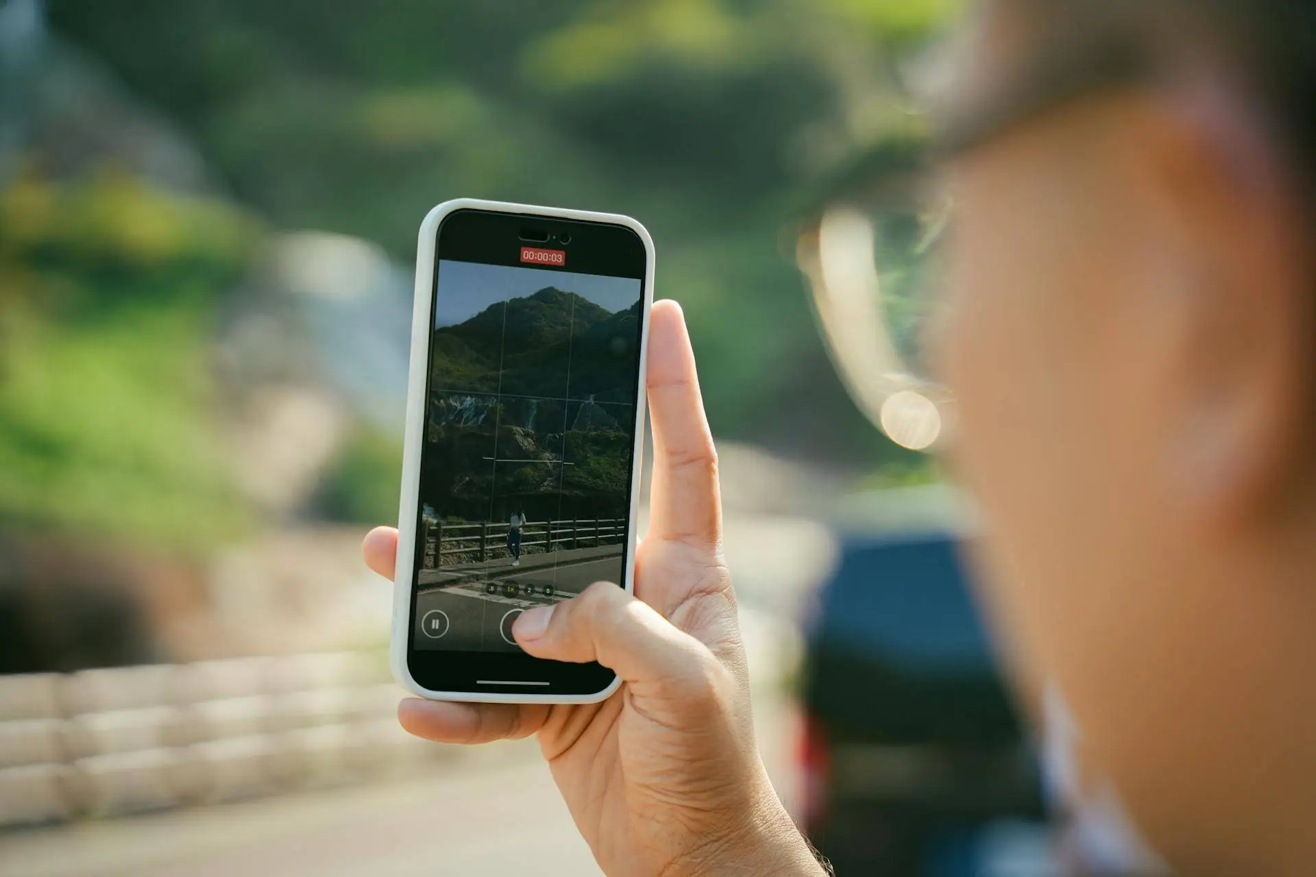 Pas goed op met je smartphone langs de weg