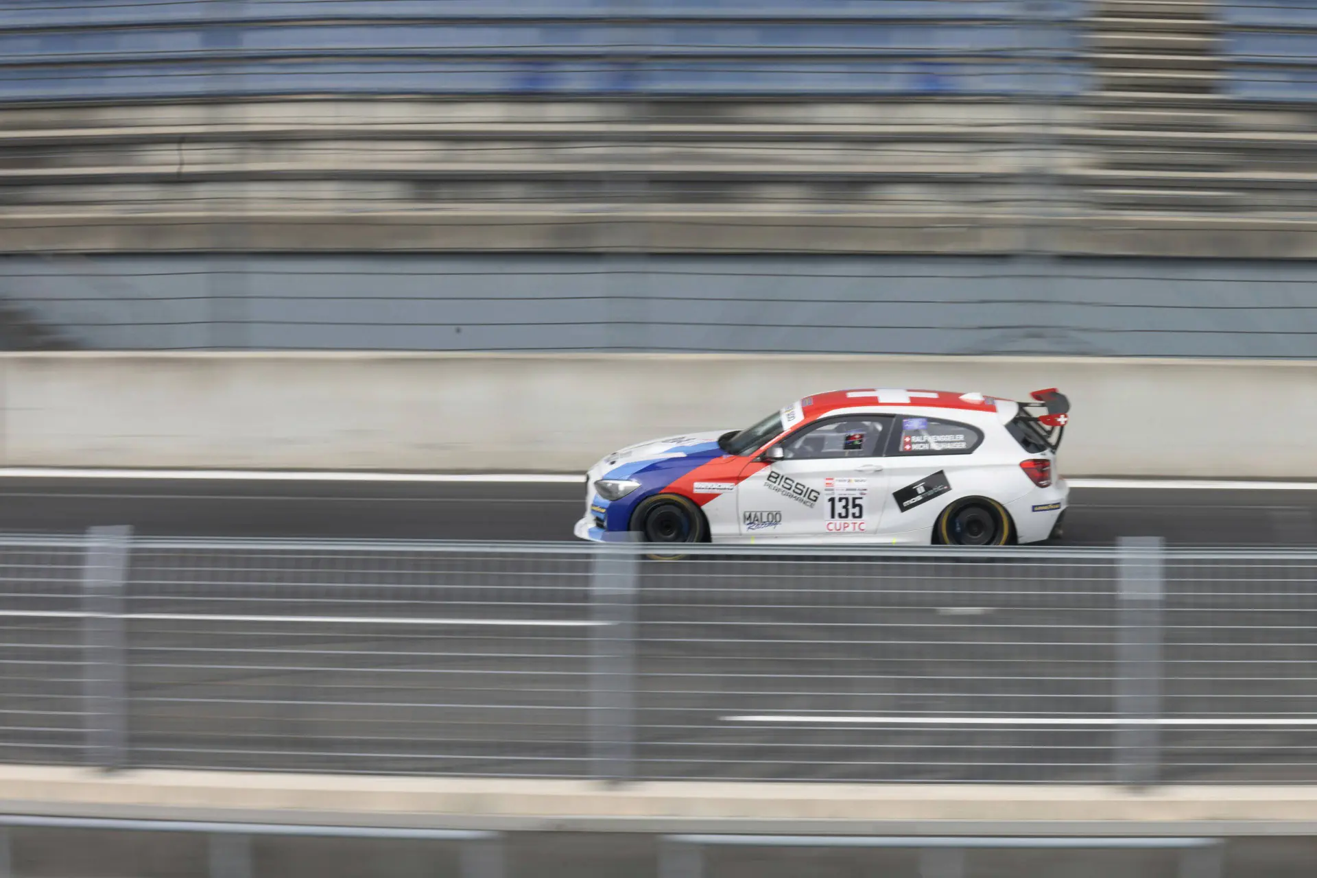 Van start tot finish: Max racet de GT4 binnen één dag naar Nürburg