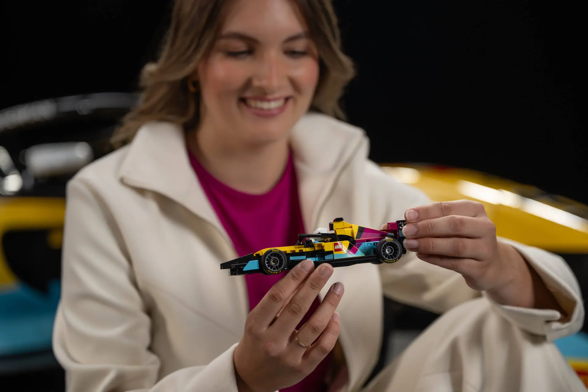 Nieuwe F1 LEGO auto met roze en gele kleuren uit de doeken gedaan