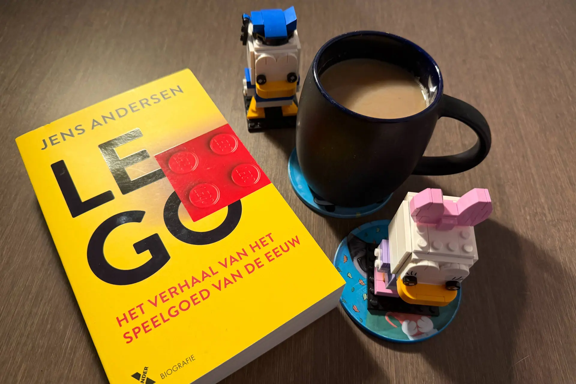 LEGO-boek over ‘het speelgoed van de eeuw’ tijdelijk in de aanbieding bij bol