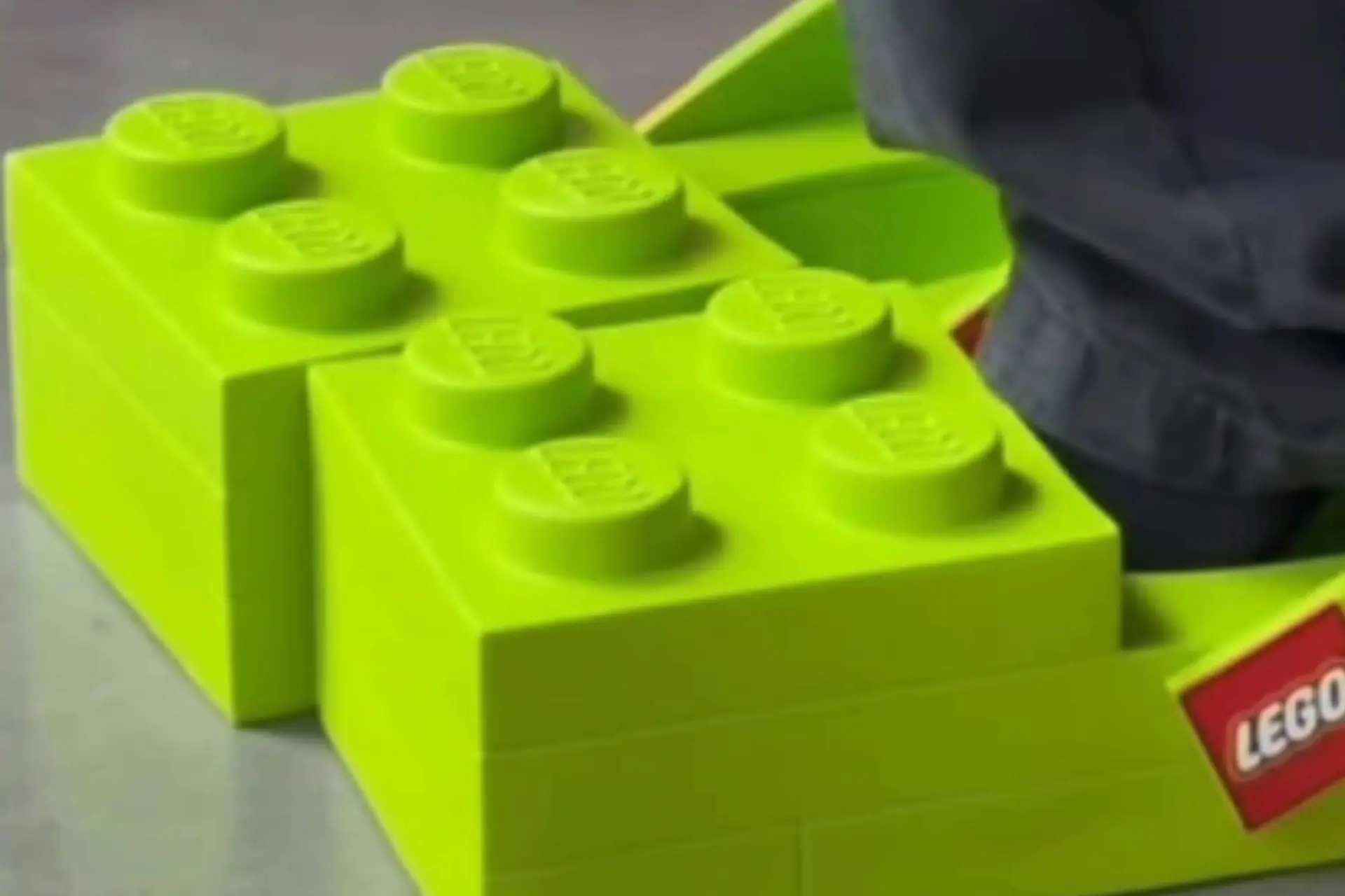 Vind je de rode LEGO Crocs al tof? Dan heb je deze exclusieve versie nog niet gezien
