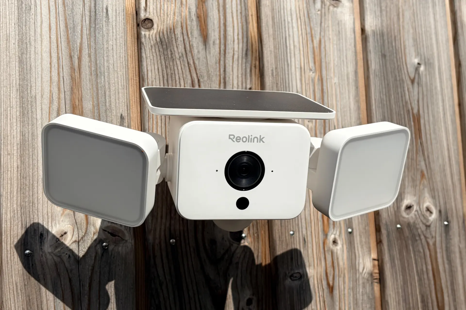 Reolink Floodlight F310B Review - Deze smart camera bewaakt je huis zonder kabels, gedoe of abonnement