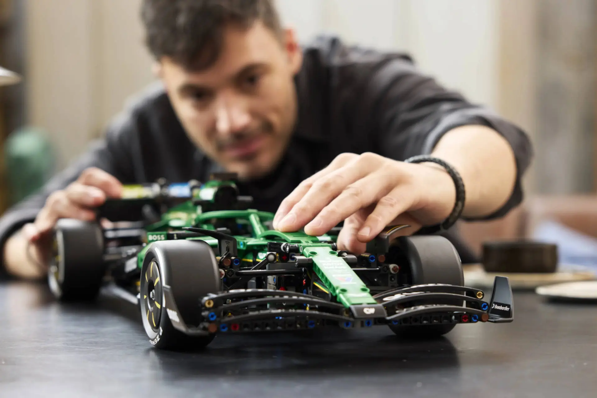LEGO komt met peperdure Aston Martin F1-auto vol werkende onderdelen