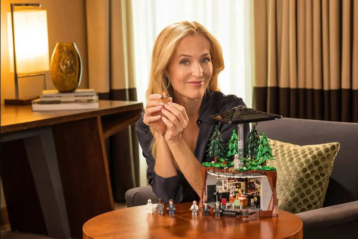 Gillian Anderson keert terug als Scully voor verrassende LEGO-set vol X-Files-geheimen