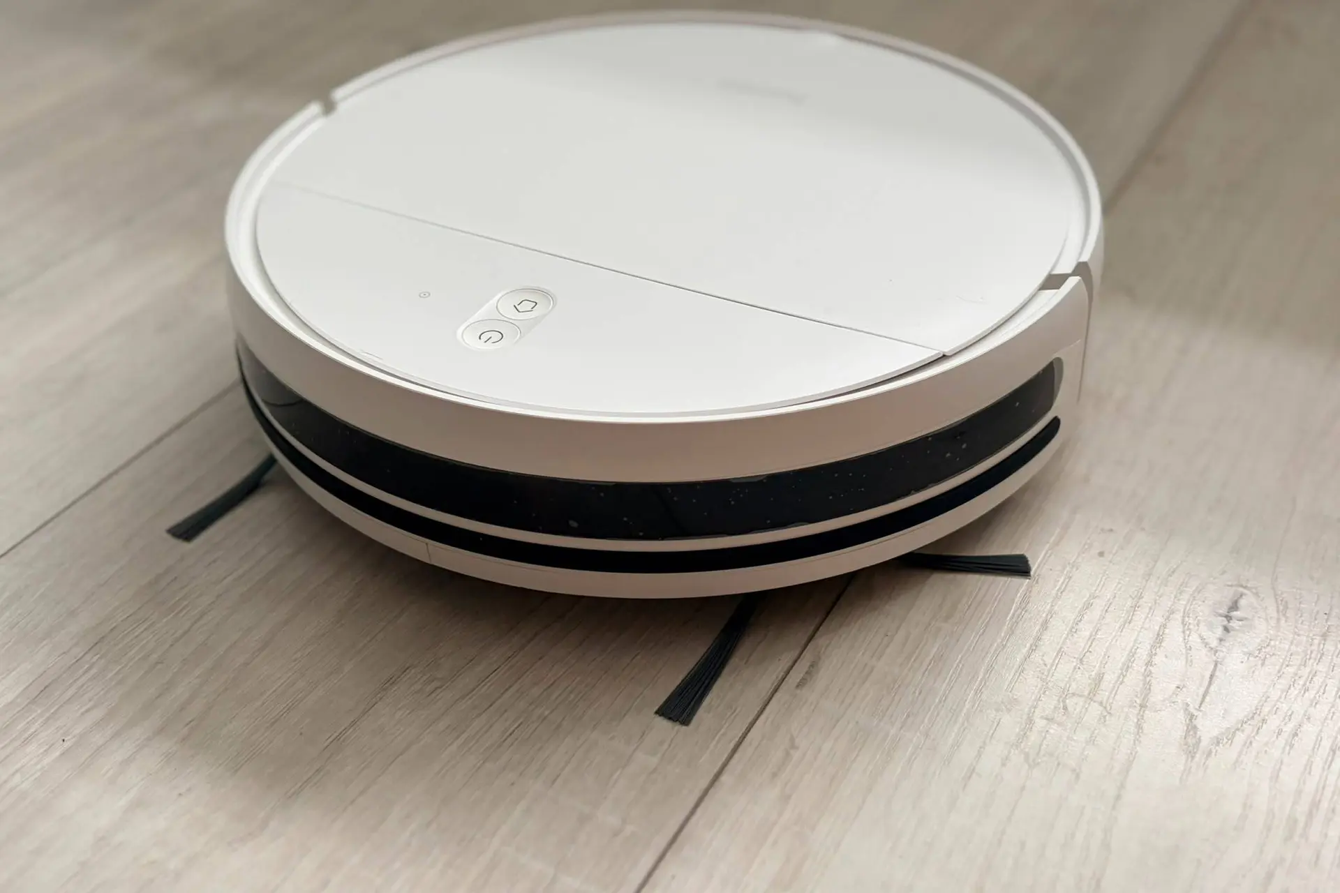Review: Deze robotstofzuiger van Action maakt voor 90 euro je huis schoon
