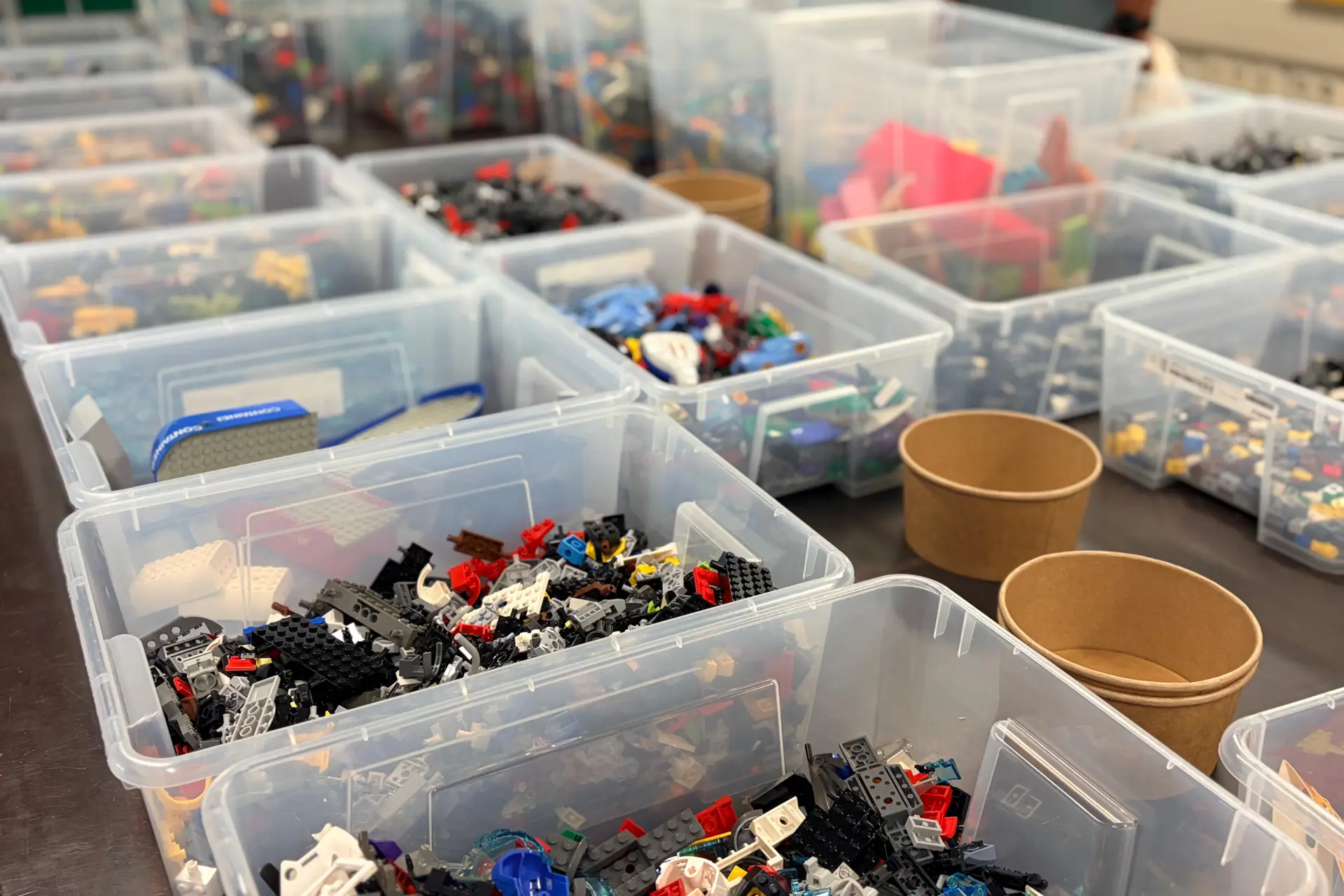LEGO verstopt felgekleurde steentjes in zijn sets en daar zit een slimme reden achter